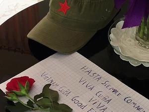 Xúc động lễ viếng lãnh tụ Fidel Castro Ruz tại Hà Nội, TP HCM